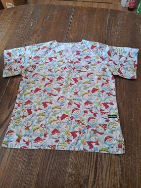 Medium UA Scrubs Snowman Winter Short Sleeve VNeck Scrub Top Shirt with Pockets